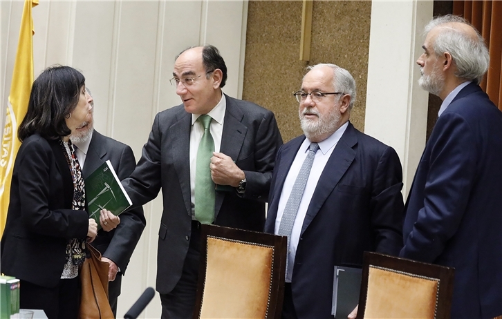 El comisario de Acción por el Clima y Energía de la Unión Europea, Miguel Arias Cañete, y el presidente de Iberdrola, Ignacio Galán, han presentado la décima edición de estos ‘Cuadernos de Derecho para Ingenieros’.