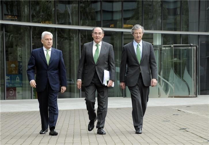 De izquierda a derecha, Francisco Martínez Córcoles, director general de los Negocios del Grupo; Ignacio Galán, presidente de Iberdrola, y José Sainz Armada, director general de Finanzas y Recursos, tras la presentación de los resultados trimestrales de la compañía.