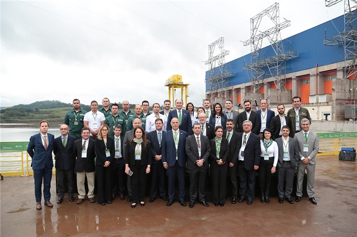 Ignacio Galán, presidente de Iberdrola, junto a algunos empleados de la central hidroeléctrica de Baixo Iguaçu, en Brasil.