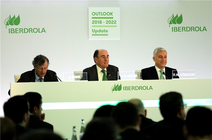 De izquierda a derecha: José Sainz Armada, director Financiero y de Recursos de Iberdrola; Ignacio Galán, presidente ejecutivo, y Francisco Martínez Córcoles, director general de los Negocios del Grupo, durante la celebración, hoy en Londres, del Capital Markets Day de la compañía.