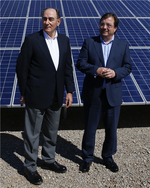 Acto de colocación de la primera piedra del panel inaugural de la planta fotovoltaica de Núñez de Balboa