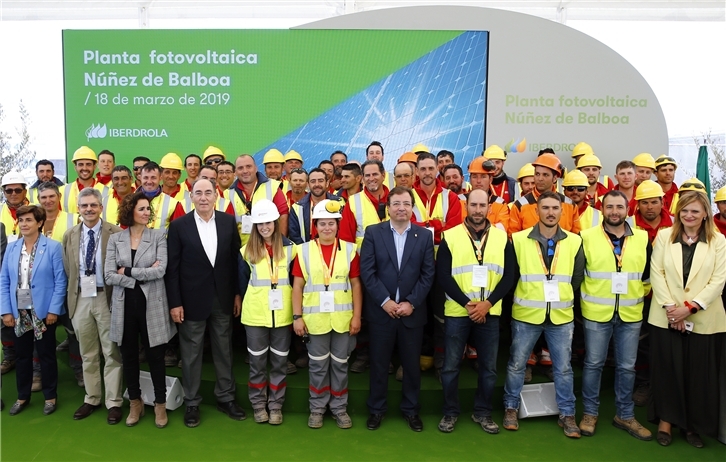 Acto de colocación de la primera piedra del panel inaugural de la planta fotovoltaica de Núñez de Balboa