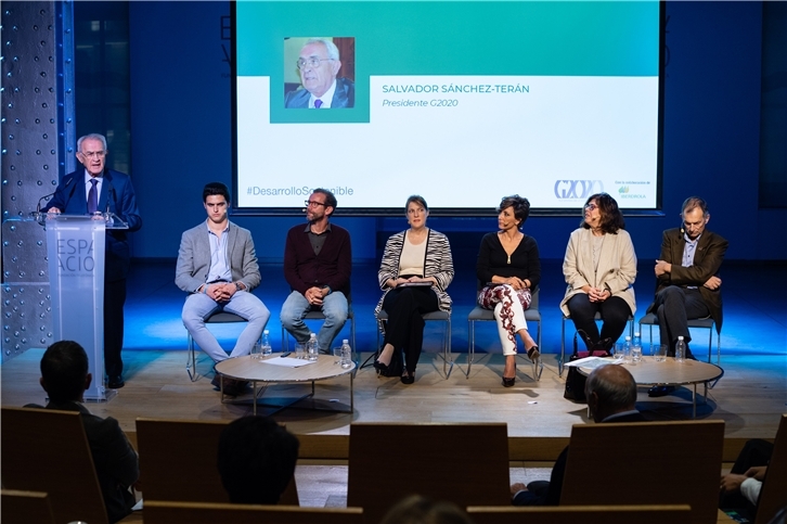 De izquierda a derecha, el presidente de la Plataforma G2020, Salvador Sánchez-Terán; el presidente de la asociación de estudiantes ICAI Speed Club, Rodrigo Ruano; el coordinador del área de Sostenibilidad de la Fundación Alternativas, Clemente Álvarez; la delegada en España de la Federación Europea de Transporte y Medio Ambiente, Isabell Buschel; la moderadora del acto, Sonsoles Ónega; la consejera de GLOBANT, Beatriz Lara; y el director ejecutivo de Ecodes, Víctor Viñuales.