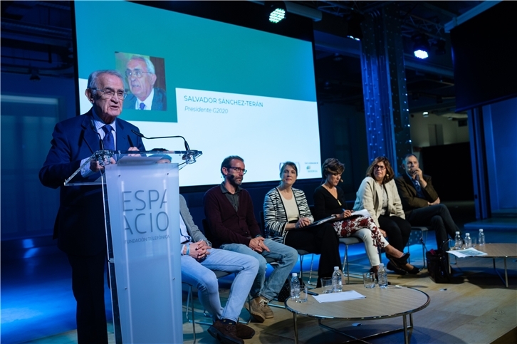 De izquierda a derecha, el presidente de la Plataforma G2020, Salvador Sánchez-Terán; el presidente de la asociación de estudiantes ICAI Speed Club, Rodrigo Ruano; el coordinador del área de Sostenibilidad de la Fundación Alternativas, Clemente Álvarez; la delegada en España de la Federación Europea de Transporte y Medio Ambiente, Isabell Buschel; la moderadora del acto, Sonsoles Ónega; la consejera de GLOBANT, Beatriz Lara; y el director ejecutivo de Ecodes, Víctor Viñuales.