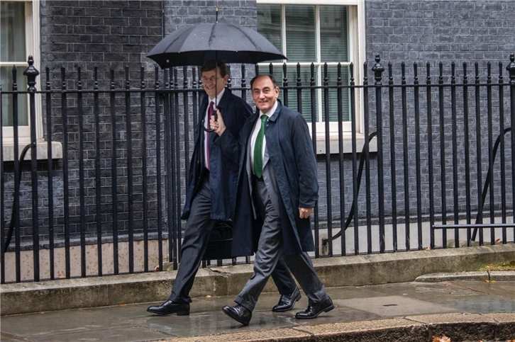 El presidente del grupo Iberdrola, Ignacio Galán, y el CEO de Vodafone, Vittorio Colau, se dirigen a la residencia de la primera ministra británica.