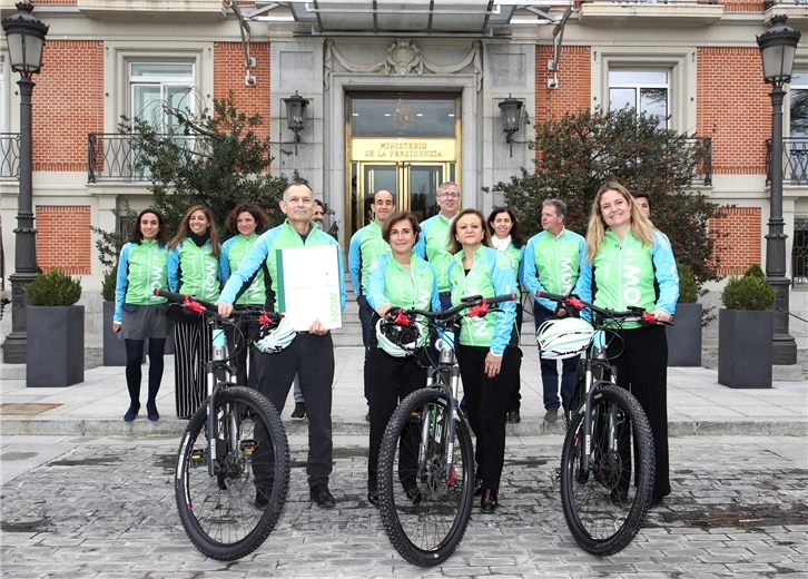 El equipo ciclista de ‘Moving for Climate NOW’ en el Palacio de la Moncloa.