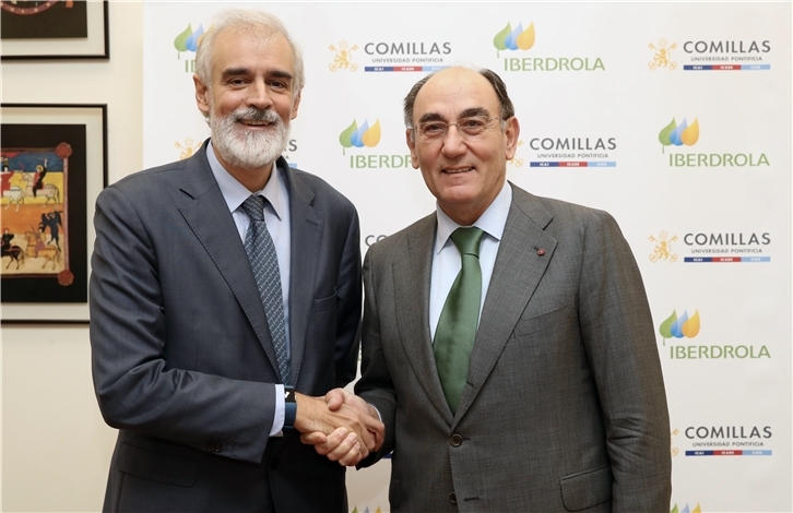 De izquierda a derecha, el rector de la Universidad Pontificia Comillas, Julio L. Martínez, SJ, e Ignacio Galán, presidente de Iberdrola, tras la firma del acuerdo de creación de la Cátedra Iberdrola e Ética Económica y Empresarial de esta institución académica.