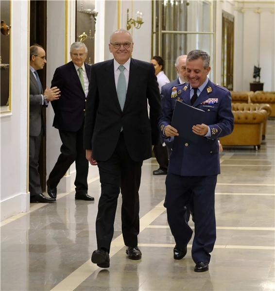 Julián Martínez-Simancas, secretario del Consejo de Administración de Iberdrola, y Rafael Sánchez Ortega, teniente general del Ejército del Aire y director del CESEDEN.