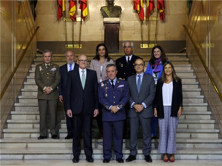 De izquierda a derecha, fila inferior: Julián Martínez-Simancas, secretario del Consejo de Administración de Iberdrola; Rafael Sánchez Ortega, teniente general del Ejército del Aire y director del CESEDEN; Santiago Martínez Garrido, director de los Servicios Jurídicos de Iberdrola; y María del Mar Hidalgo García, analista del Instituto Español de Estudios Estratégicos. De izquierda a derecha, fila superior: Francisco José Dacoba Cerviño, general de brigada y director del Instituto Español de Estudios Estratégicos; Manuel Aragón Reyes, catedrático de Derecho Constitucional de la UAM; Beatriz Yordi Aguirre, directora de Mercados de Carbono europeos e internacionales de la Comisión Europea; José Francisco Pérez-Ojeda y Pérez, vicealmirante y director general de Infraestructuras del Ministerio de Defensa; y Yolanda Gómez Rojo, subdirectora de ABC.