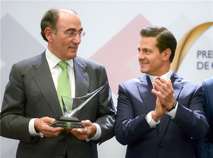 Ignacio Galán recibe el premio de Enrique Peña Nieto