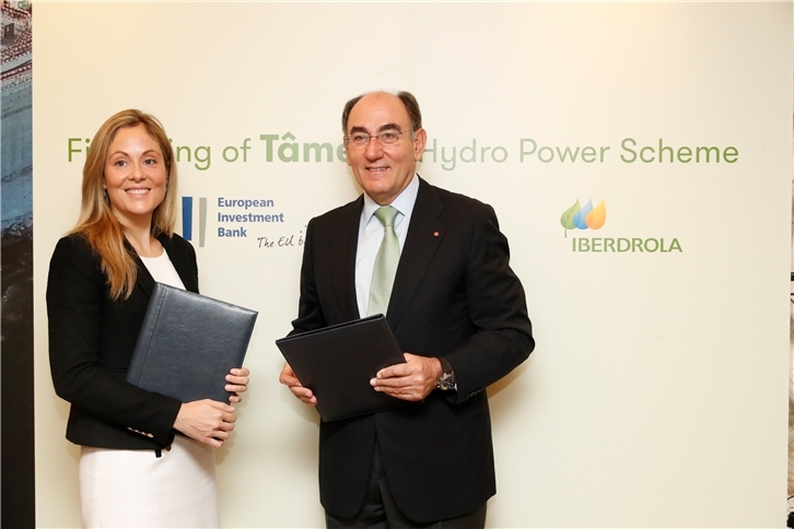 La vicepresidenta del BEI, Emma Navarro, y el presidente de Iberdrola, Ignacio Galán, esta mañana en Madrid.