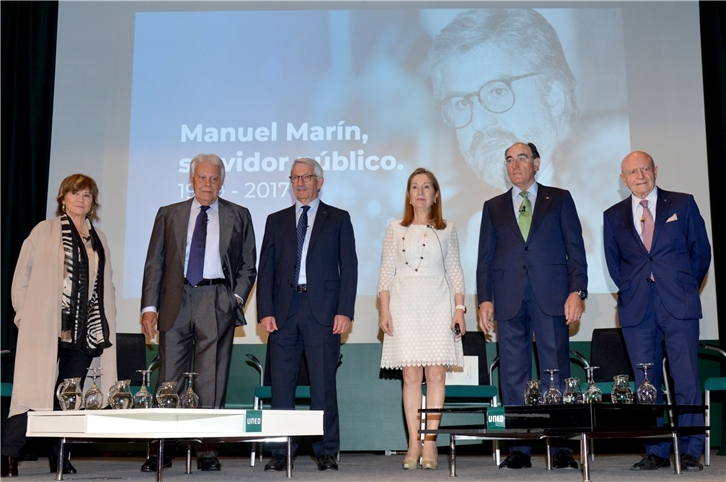 Ignacio Galán, presidente de Iberdrola -segundo por la derecha-, junto a otros participantes en el homenaje a Manuel Marín organizado esta tarde por la UNED. De izquierda a derecha, Nativel Preciado, Felipe González, Alejandro Tiana, Ana Pastor y Abel Matutes