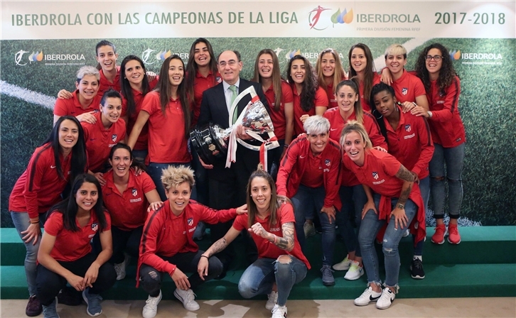 2018-06-14. Galán, con las jugadoras del Atlético de Madrid (I)