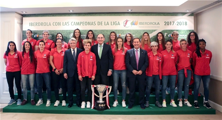 2018-06-14. Galán, con las jugadoras del Atlético de Madrid (II)