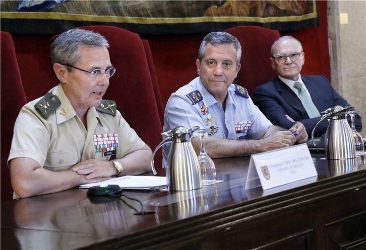 De izquierda a derecha, el director del IEEE, el general de brigada Francisco José Dacoba Cerviño, el director del Ceseden, el teniente general Rafael Sánchez Ortega, y el secretario del Consejo de Administración de Iberdrola, Julián Martínez-Simancas.