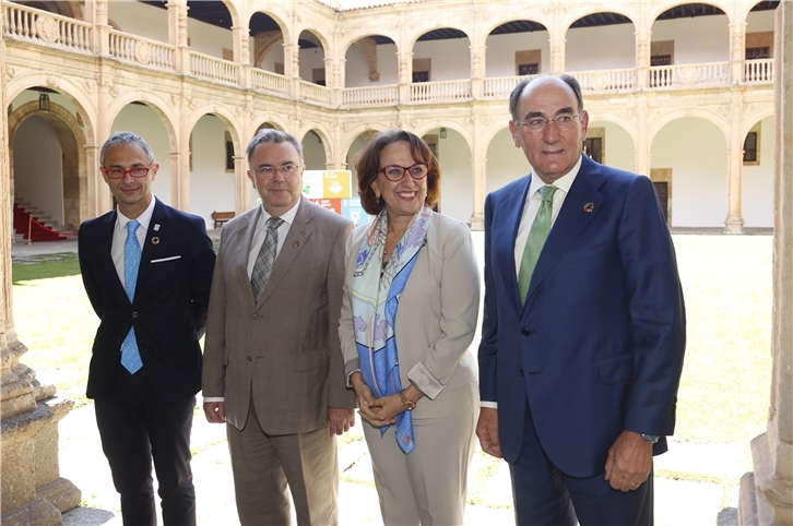 De izquierda a derecha, el rector de la Universidad de Salamanca (USAL), Ricardo Rivero; el rector de la Universidad Politécnica de Madrid (UPM), Guillermo Cisneros; la secretaria general iberoamericana, Rebeca Grynspan; y el presidente de Iberdrola, Ignacio Galán.