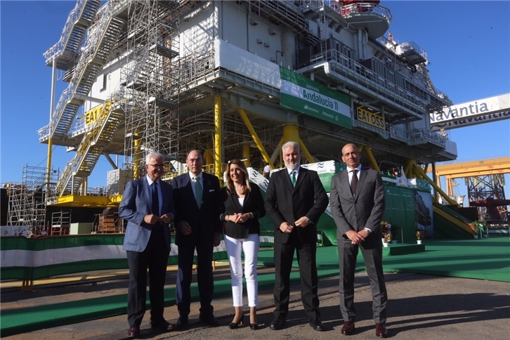 De izquierda a derecha: el vicepresidente de la Junta de Andalucía, Manuel Jiménez Barrios; el presidente de Iberdrola, Ignacio Galán; la presidenta de la Junta de Andalucía, Susana Díaz; el presidente de Navantia, José Esteban García Vilasánchez; y el director del astillero Bahía de Cádiz, Pablo López Díez.