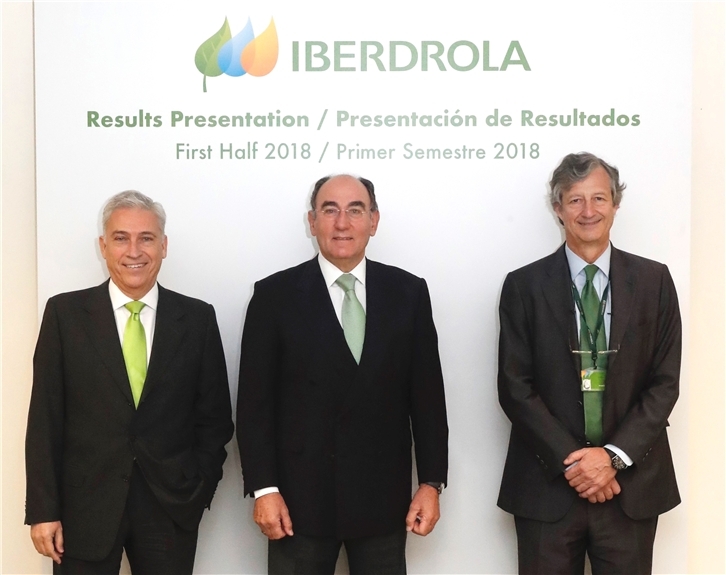De izquierda a derecha se puede ver a Francisco Martínez Córcoles, director general de los Negocios del Grupo Iberdrola, a Ignacio Galán, presidente del Grupo Iberdrola, y  a José Sainz Armada, director general de Finanzas y Recursos (CFO) del Grupo Iberdrola