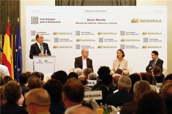 De izquierda a derecha, Ignacio Galán, presidente de Iberdrola; Miguel Sebastián, exministro de Industria; Reyes Maroto, ministra de Industria, Comercio y Turismo, y Antonio Gavilanes, presidente del Club Diálogos para la Democracia.