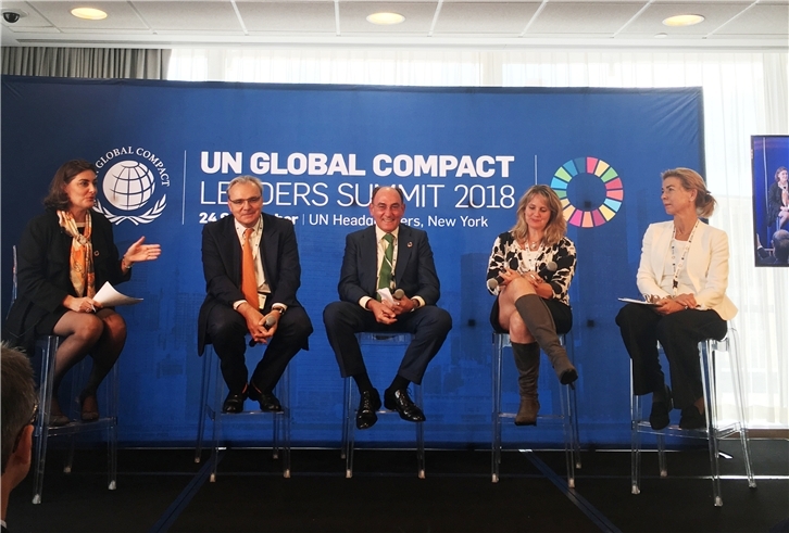 De izquierda a derecha: la moderadora; el CEO de Suez, Jean-Louis Chaussade; Ignacio Galán, presidente de Iberdrola; Roberta Barbieri, vicepresidenta de Soluciones Globales de Agua y Medio Ambiente de PepsiCo; y Kristin Holth, vicepresidenta ejecutiva de Industrias Oceánicas de DNB.