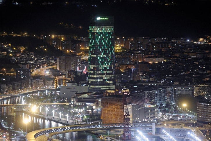 Torre Iberdrola se convierte en un Palo de Lluvia