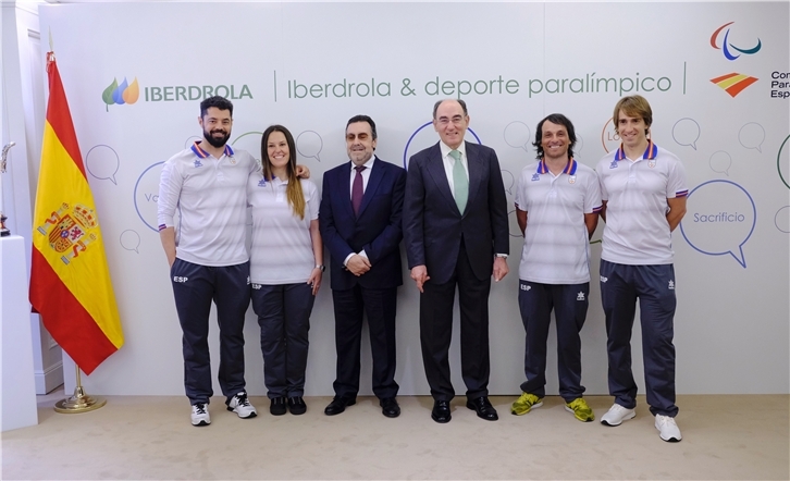 De izquierda a derecha se puede ver a Miguel Galindo, guía de Jon Santacana; Astrid Fina, bronce en snowboard campo a través; Miguel Carballeda, presidente del Comité Paralímpico Español; Ignacio Galán, presidente de Iberdrola; Víctor González, duodécimo en snowboard; Jon Santacana, plata en súper combinada de esquí alpino.