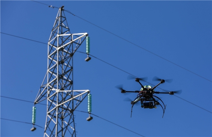 Aracnocoptero revisando línea evacuación P.E.Sierra de Dueña