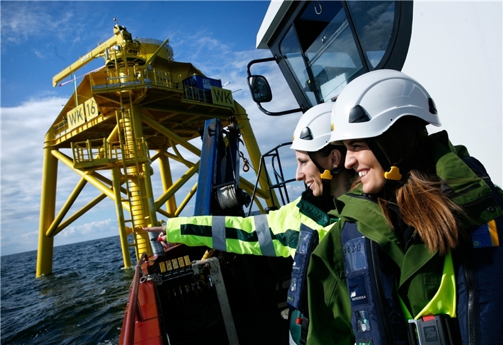 Dos trabajadoras de Iberdrola en las instalaciones del parque eólico marino de Wikinger.