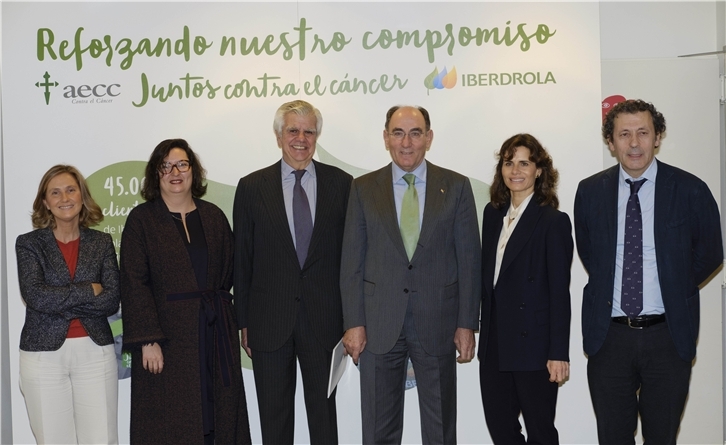 De izquierda a derecha se puede ver a la directora de la Fundación Científica de la AECC, Isabel Orbe; la directora general a la AECC, Noema Paniagua; el presidente de la AECC, Ignacio Muñoz; el presidente de Iberdrola, Ignacio Galán; la vicepresidenta de la AECC, Inés Entrecanales; y el presidente del Comité Técnico Nacional de la AECC, Luis Paz-Ares; durante el encuentro mantenido en la sede de la asociación en Madrid.