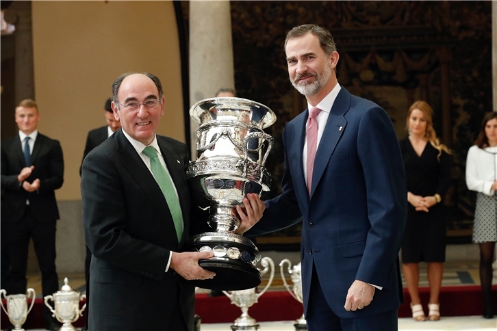 El Rey entrega la Copa Stadium a Galán (I)