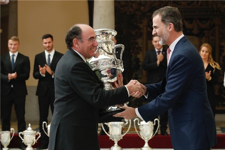 El Rey entrega la Copa Stadium a Galán (II)