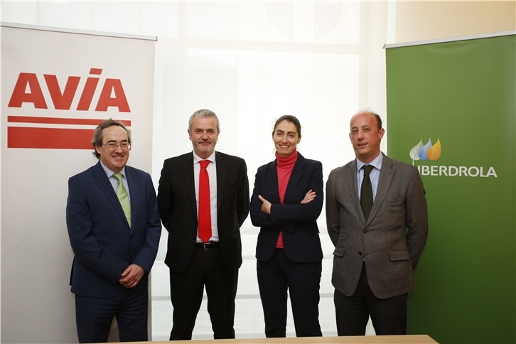 De izquierda a derecha puede verse a Gonzalo Menéndez, responsable de Operaciones y Tecnología Smart Solutions de Iberdrola; Kepa Etxebarri, director general adjunto de AVIA; Raquel Blanco, directora de Smart Solutions de Iberdrola; e Iñaki Aguirrebeña, director de Nuevas Energías de AVIA.