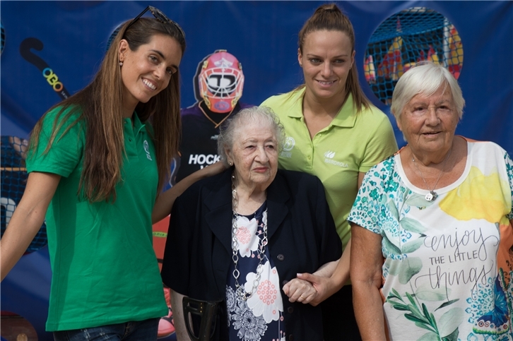 Ona Carbonell y Jennifer Pareja junto a las pioneras del hockey valenciano