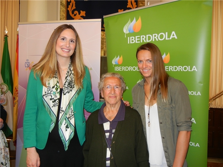 Carmen Cabrera y Jennifer Pareja junto a 'Maruja' una veterana gimnasta local