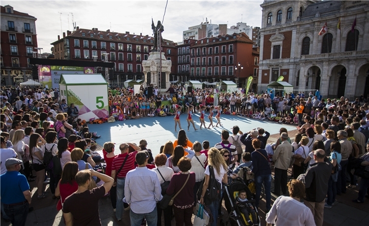 Exhibición de gimnasia durante el Tour 'Mujer, Salud y Deporte'