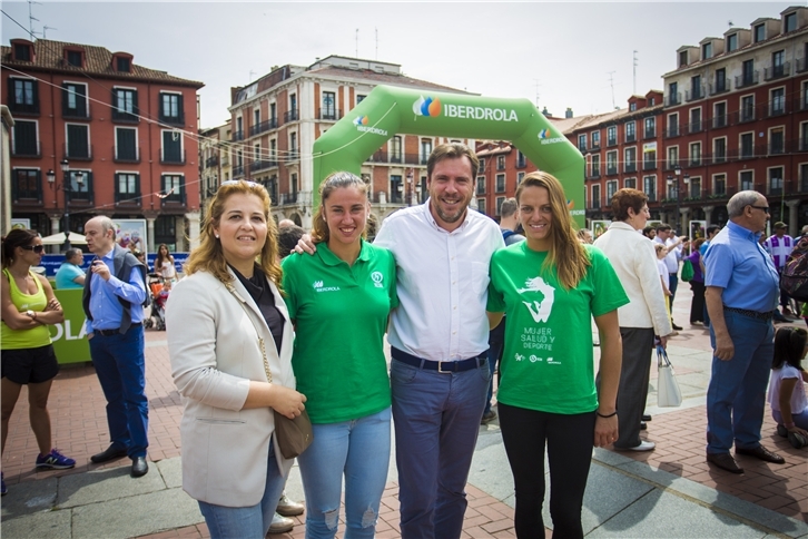 Las embajadoras de Universo Mujer junto al alcalde de Valladolid y Eva Mancera de Iberdrola