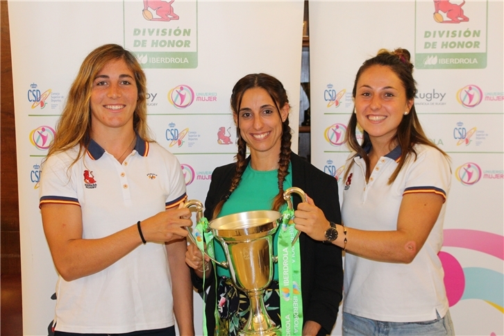 Presentación Copa de la Reina de rugby 7. Noelia Florín junto a dos de las jugadoras