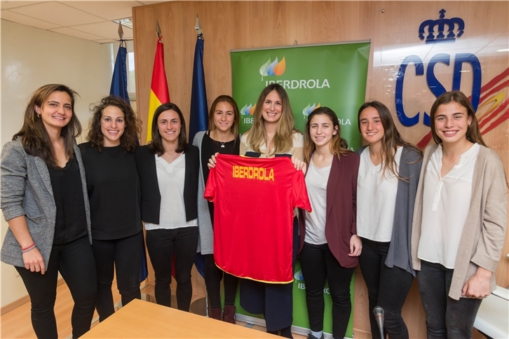 Jugadoras de la Selección de Hockey, con Carmen Cabrera