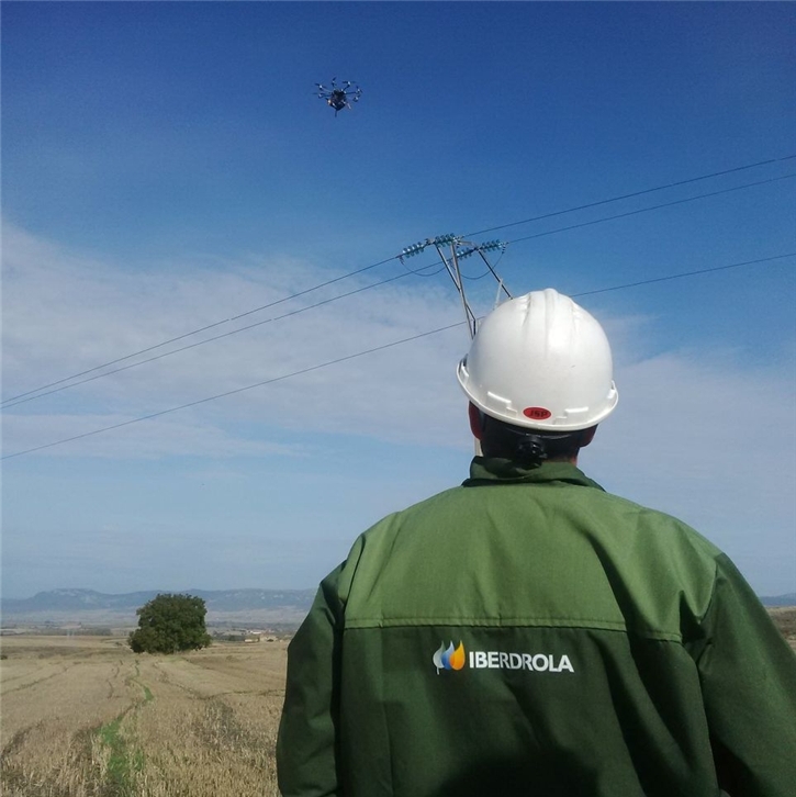 Burgos, revisando linea con dron redes distribucion