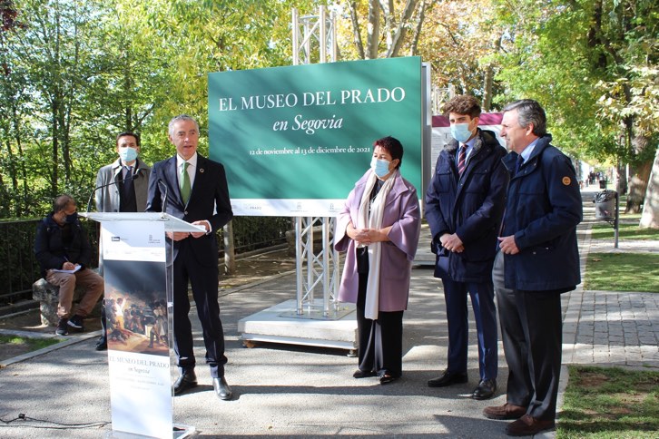 El viceconsejero de Cultura de la Junta de Castilla y León, Raúl Fernández Sobrino; el presidente de la Fundación Iberdrola España, Fernando García; la alcaldesa de Segovia, Clara Luquero de Nicolás, Alberto Espinar, concejal de cultura del consistorio, y el director adjunto de Conservación e Investigación del Museo Nacional del Prado, Andrés Úbeda de los Cobos.