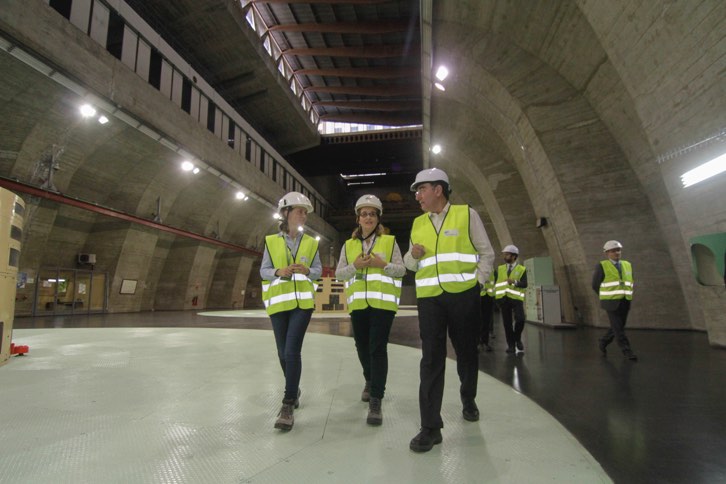 Ignacio Galán, presidente de Iberdrola, con empleadas de la compañía.