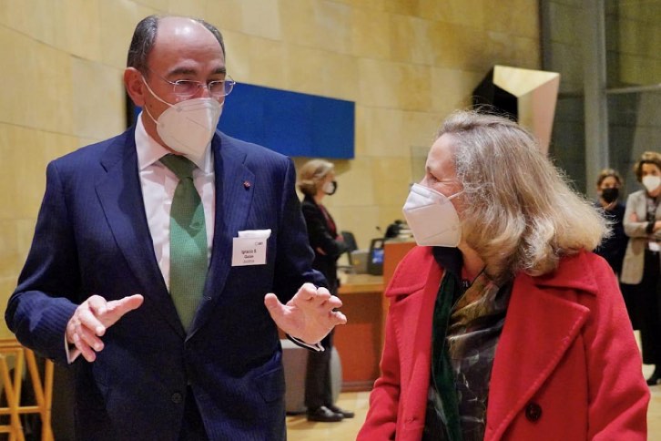 O presidente da Iberdrola, Ignacio Galán, e a vice-presidente do governo espanhol, Nadia Calviño, conversam durante o encontro da ERT.