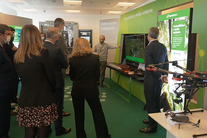 The King visits the exhibition of some of Iberdrola's new technologies for its smart grids.