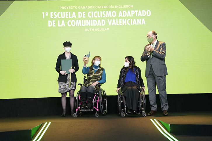 The chairman of Iberdrola, Ignacio Galán, with the winners of SuperA Awards