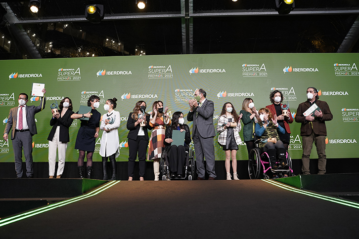 The chairman of Iberdrola, Ignacio Galán, with the winners of SuperA Awards