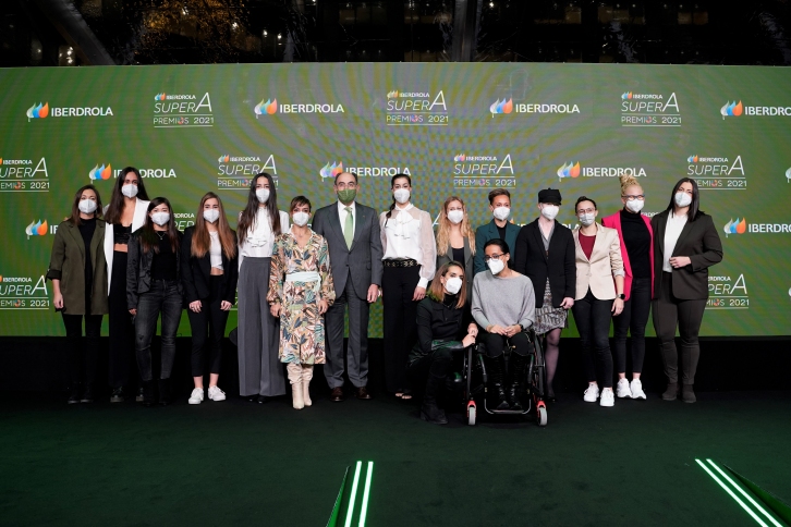 The chairman of Iberdrola, Ignacio Galán, with the winners of SuperA Awards