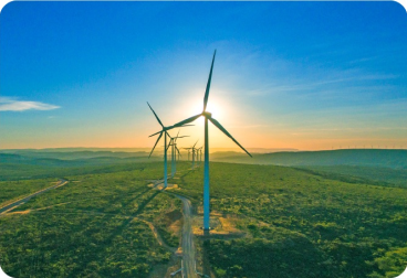 Molinos de viento en una pradera verde