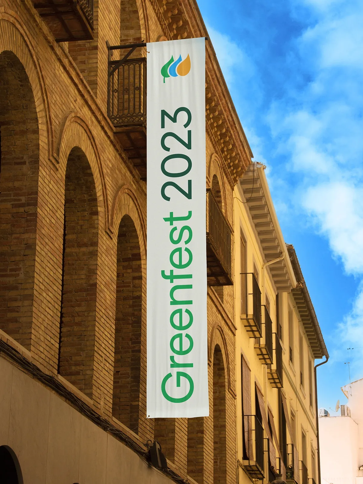 Edificio con lona y leyenda "Greenfest 2023"