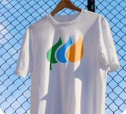 Camiseta blanca con el logotipo de Iberdrola