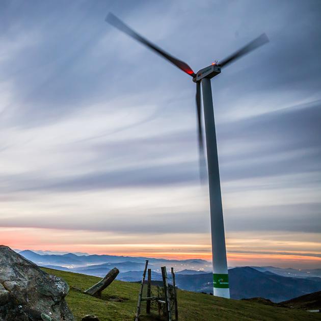 molinos de viento, molino eolico, trabajadora iberdrola, mar